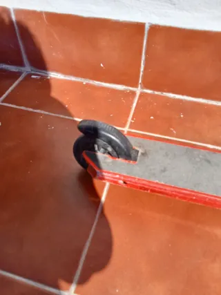 Patinete infantil rojo.