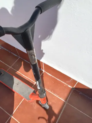 Patinete infantil rojo.