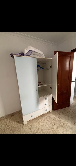Armario pequeño blanco y azul