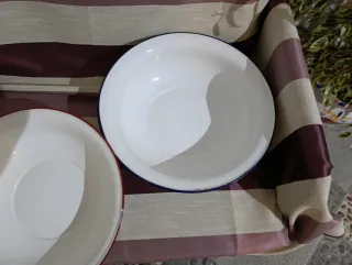 Palanganas antiguas blancas con borde