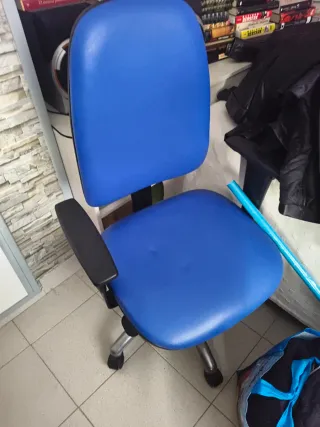 Silla de oficina azul y negra