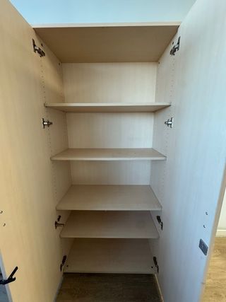 Armario de madera con puerta y estantería