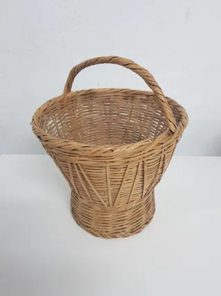 Canasto de mimbre con asa