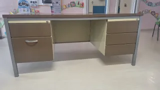 Mesa de oficina resistente madera y metal