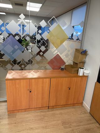 Mueble de oficina con puertas