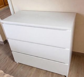 Cómoda 3 cajones + 2 mesitas noche