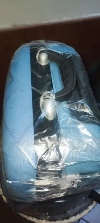 Maleta azul y plateada