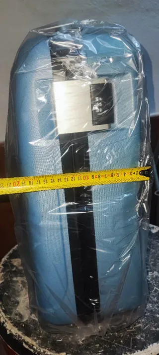 Maleta azul y plateada