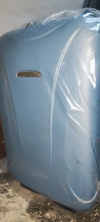 Maleta azul y plateada