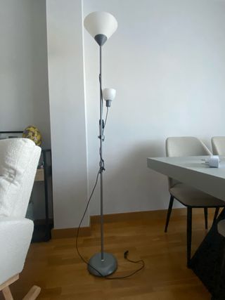 Lámpara de pie gris y blanca