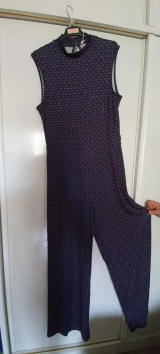 Mono azul con estampado blanco