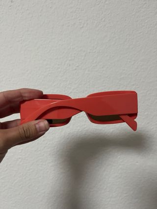 Gafas de sol rosas rectangulares