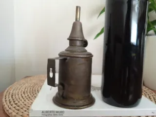 Lámpara antigua de latón con su grabado de marca