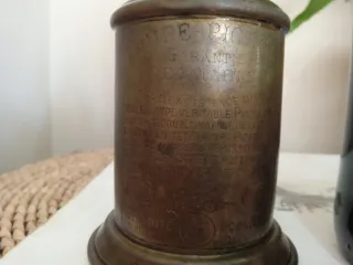 Lámpara antigua de latón con su grabado de marca