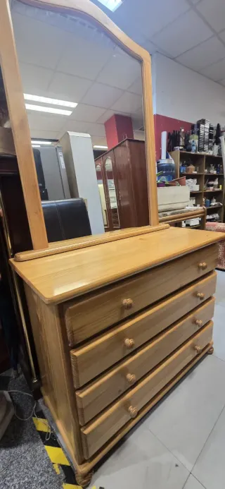 Cómoda de pino con espejo