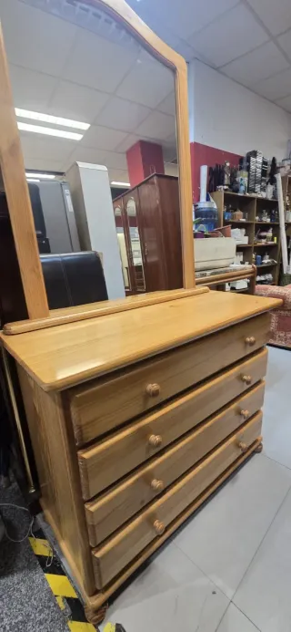 Cómoda de pino con espejo