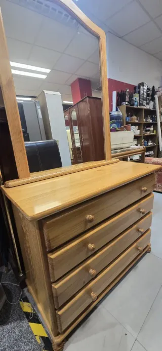 Cómoda de pino con espejo