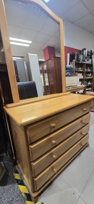 Cómoda de pino con espejo