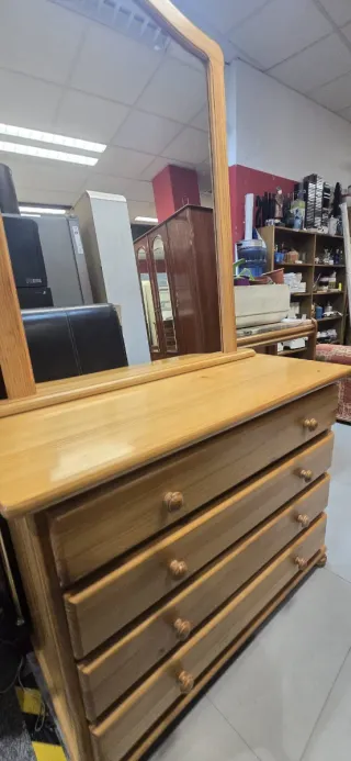 Cómoda de pino con espejo