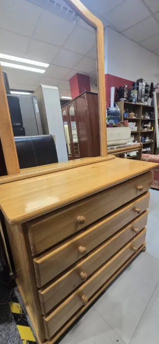 Cómoda de pino con espejo