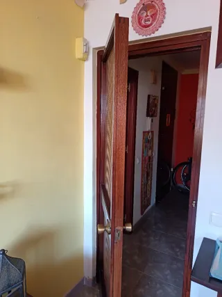 Puerta de madera con cristal