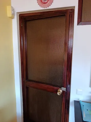 Puerta de madera con cristal