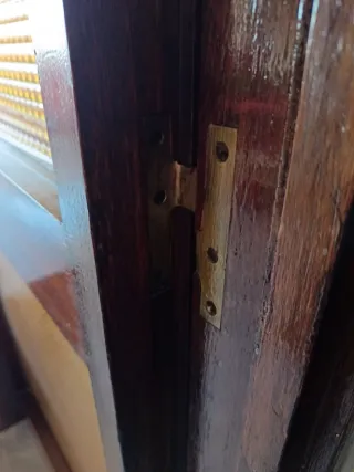 Puerta de madera con cristal