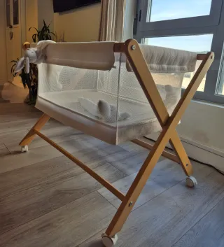 Minicuna de madera con ruedas