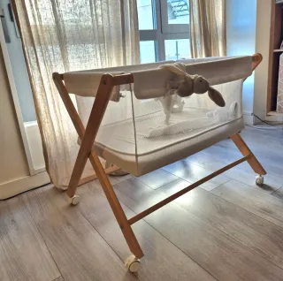 Minicuna de madera con ruedas