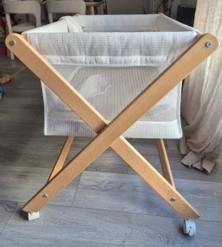 Minicuna de madera con ruedas
