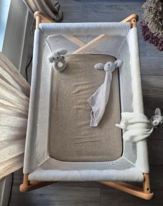 Minicuna de madera con ruedas