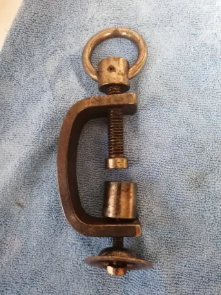 Abrazadera C antigua