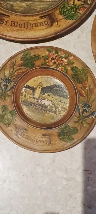 Plato madera antiguo pintado flores y escudos