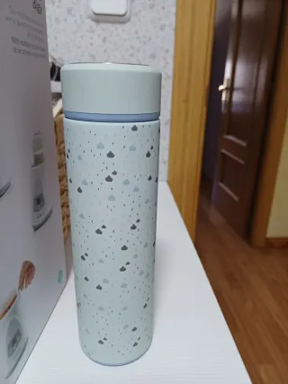 Termo infantil con diseño de nubes