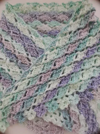 Pañoleta o toquilla tejida para niña