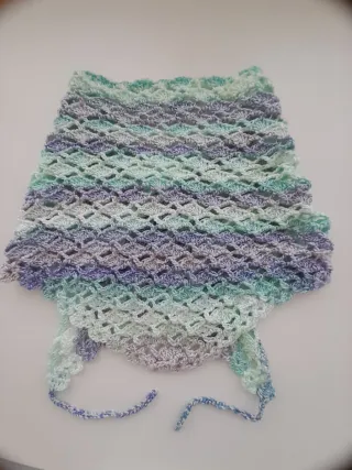 Pañoleta o toquilla tejida para niña