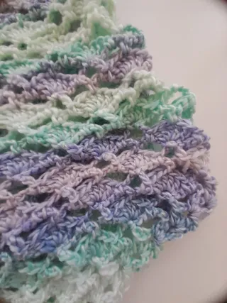 Pañoleta o toquilla tejida para niña