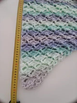 Pañoleta o toquilla tejida para niña