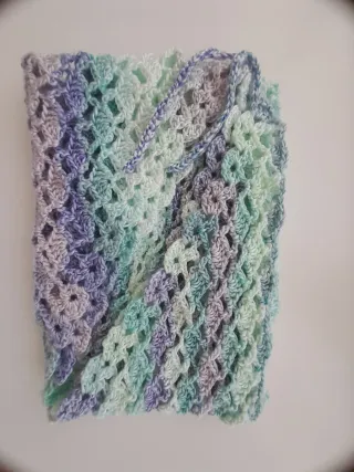 Pañoleta o toquilla tejida para niña