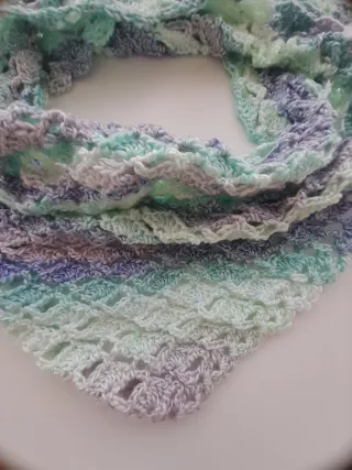 Pañoleta o toquilla tejida para niña