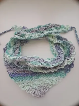 Pañoleta o toquilla tejida para niña