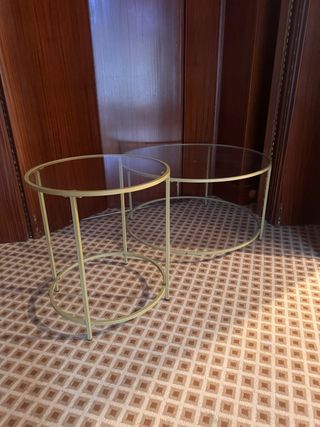 2mesas auxiliares redondas doradas,dos librerías