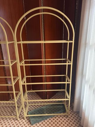 2mesas auxiliares redondas doradas,dos librerías