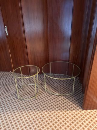 2mesas auxiliares redondas doradas,dos librerías