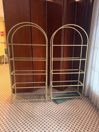 2mesas auxiliares redondas doradas,dos librerías