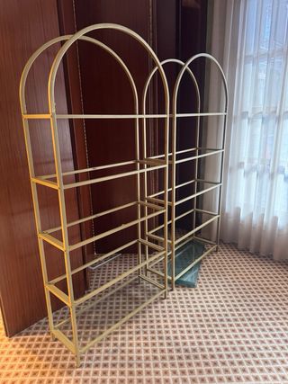 2mesas auxiliares redondas doradas,dos librerías