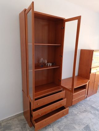 Muebles de salón: vitrina, cajonera y mesita