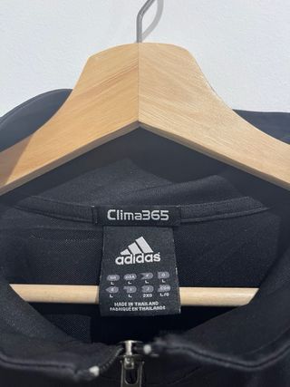 Chaqueta Adidas Negra y Roja.