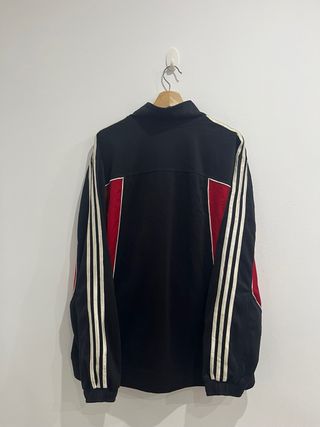 Chaqueta Adidas Negra y Roja.