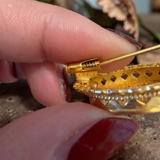 Spilla placcata oro gioiello, anni 60